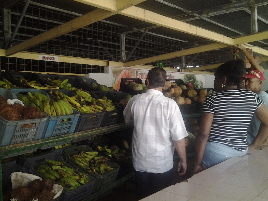 El primer secretario del Partido y la Gobernadora de Santiago de Cuba vistaron el mercado del centro urbano Abel Santamaría