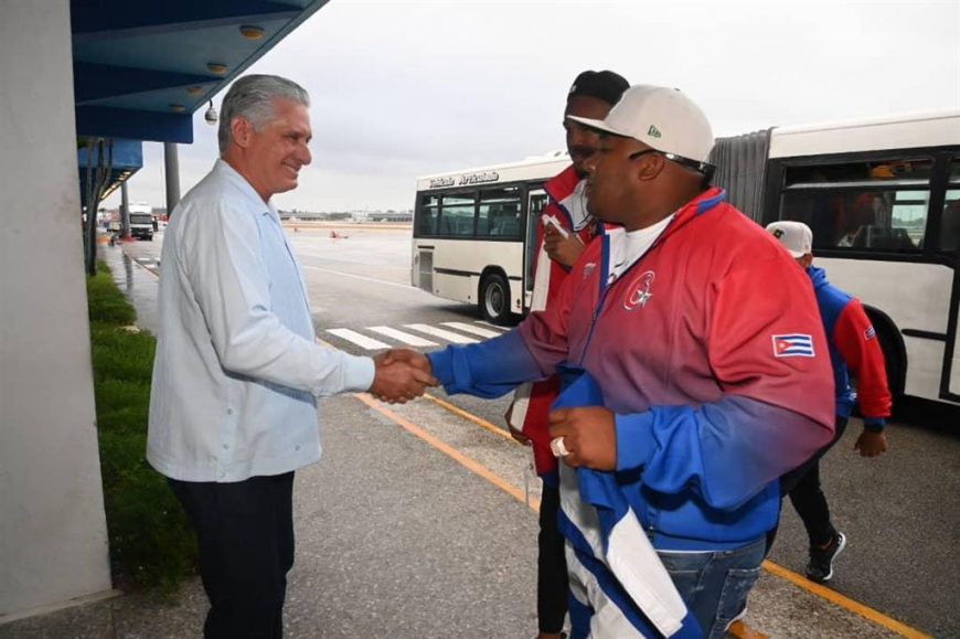 Recibió presidente de Cuba a equipo de béisbol