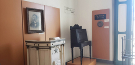 Martí: un escritorio, un podio y una mesita