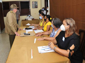 Raúl Castro ejerce voto en referendo de Código de las Familias