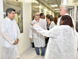 Presidente de Cuba inaugura planta productora de antibióticos