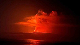Volcán entra en erupción en Isla de Ecuador