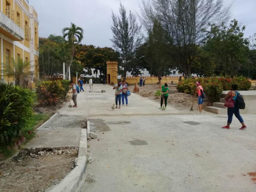  Se engalana el primer cuartel que Fidel convirtió en escuela en la región oriental 