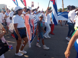 Jóvenes santiagueros protagonizan desfile proletario