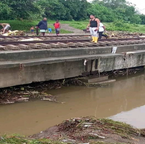 Laboran para restablecer el tramo de la Vía Central del ferrocarril que da acceso a Santiago de Cuba