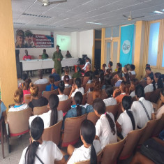 Las mujeres en su importante papel de defender la Revolución