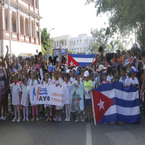 Niñas y niños protagonizan desfile pioneril