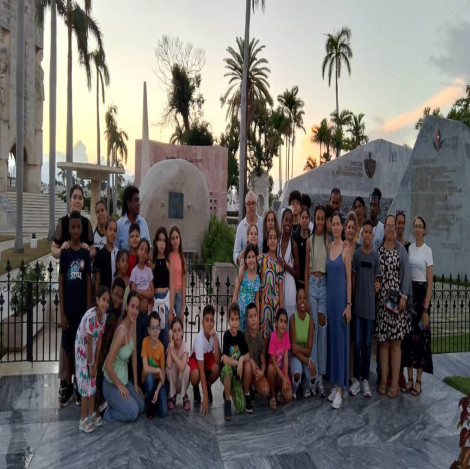 Entregan la Llave de la Ciudad de Santiago de Cuba a La Colmenita