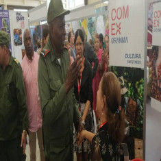 Visitó Esteban Lazo el stand de Santiago de Cuba en la FIHAV