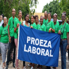 Recibe Dirección General de Educación bandera de Proeza Laboral.