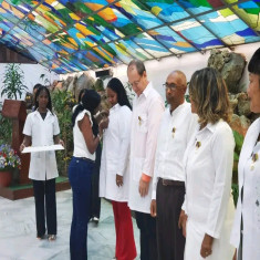 Condecoran en Santiago de Cuba a más de 50 profesionales y colectivos de la salud