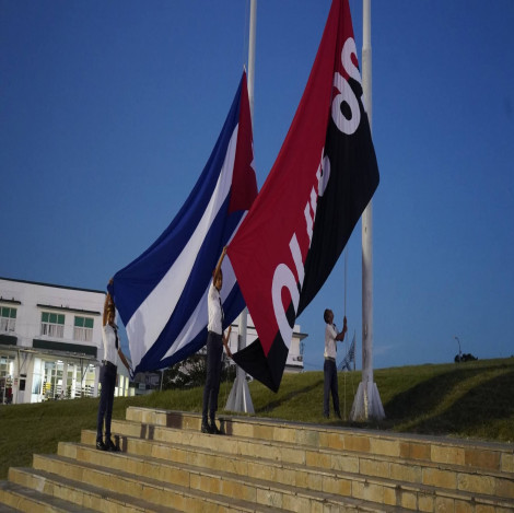 Izan banderas de alto porte en la Plaza de la Revolución