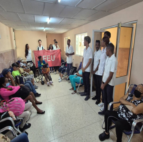 Empatía joven en la sala de hemodiálisis