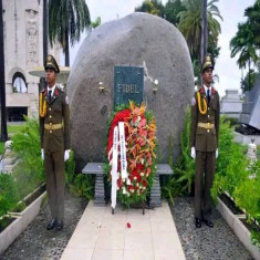 Presidente cubano rindió tributo a Fidel en Santa Ifigenia