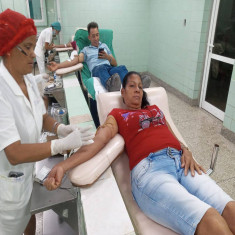 En su brazo extendido: la vida