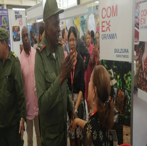 Visitó Esteban Lazo el stand de Santiago de Cuba en la FIHAV