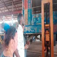 Transportistas sanluiseros saludan el Primero de Mayo laborando