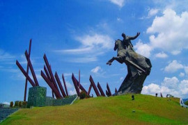 El Titán que vigila la entrada de la Ciudad Héroe