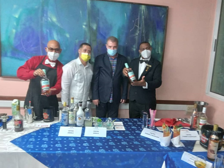 Cruzata y otros competidores de santiago junto al ministro de Turismo
