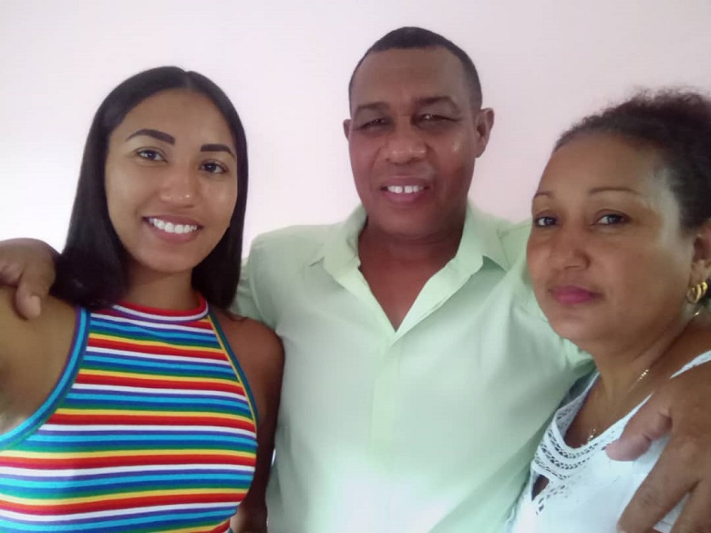 Junto a su hija y su esposa