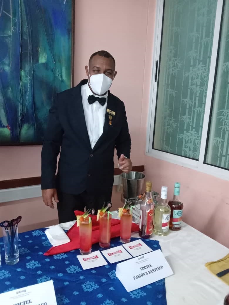 Pasión por Santiago es uno de los cocteles creados por este Barman que ha recibido premios