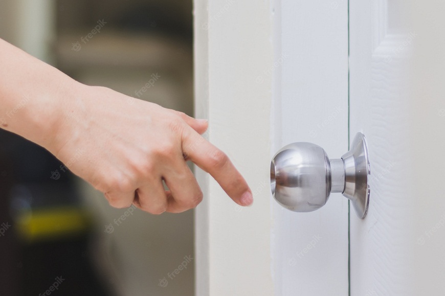 cerca mano mujer llegando perilla puerta abriendo puerta 40836 804