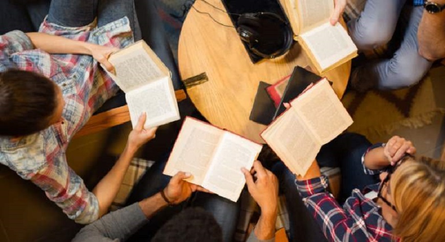 Jovenes leyendo especial