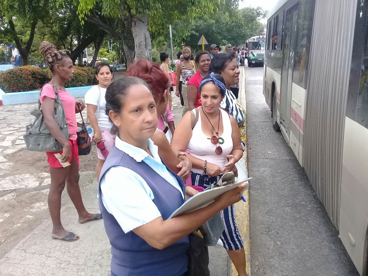 En el punto de embarque ubicado en Ferreiro paran más de 200 vehículos diariamente