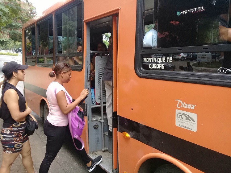 Esta guagua de Transporte Escolares brinda el servicio entre el punto del Hotel Las Américas y Micro 8 en el centro urbano José Martí