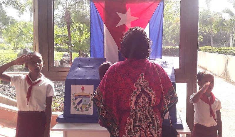 Niños y bandera custodian la urna