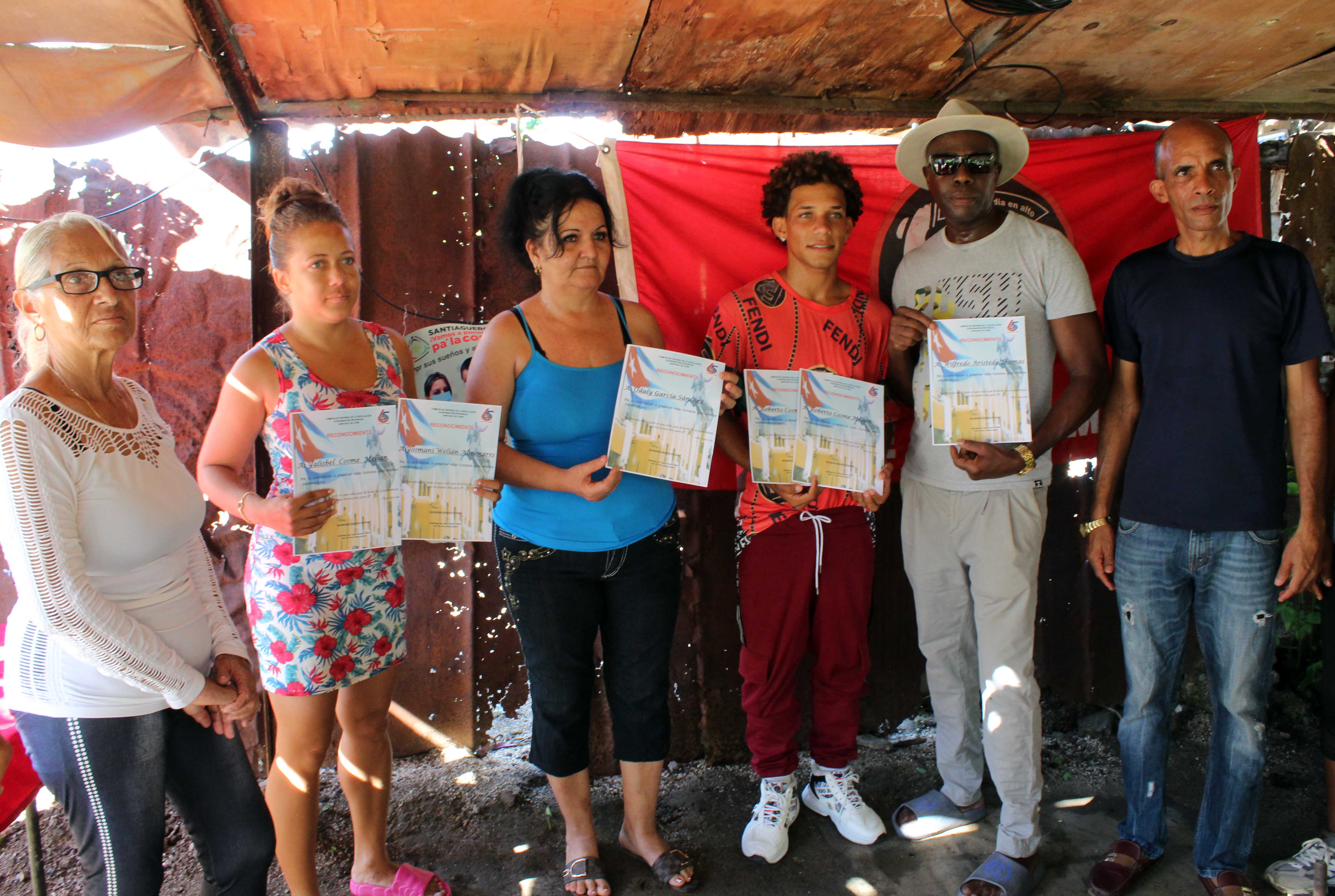 Entrega de reconocimientos a vecinos en el puesto de mando en campaña