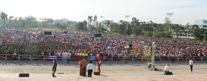 Homenaje caídos Venezuela Multitud Santiago de Cuba 