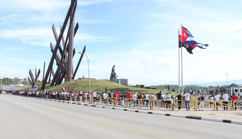 Homenaje caídos Venezuela larga fila Santiago de Cuba 