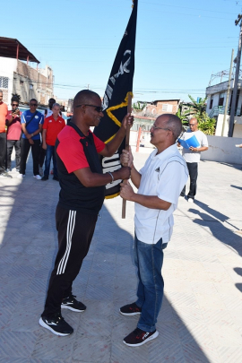 Los Diablos Rojos portan la bandera