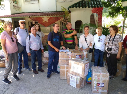 Amigos solidarios entregan artículos varios en Santiago de Cuba