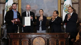 México entrega Llaves de la Ciudad a familiares de Julian Assange