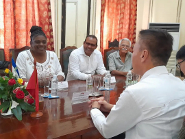 Sostuvo Embajador de China en Cuba intercambio con autoridades santiagueras