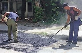 Se reparan tramos muy deteriorados de la carretera de El Caney