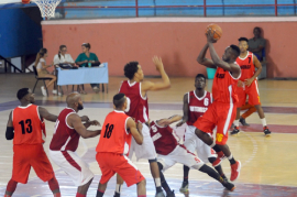 Baloncesto: “Santiago” cede, pero lidera