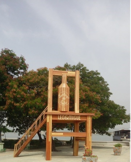 Ya está en Santiago de Cuba la silla más grande de Leo&Migue