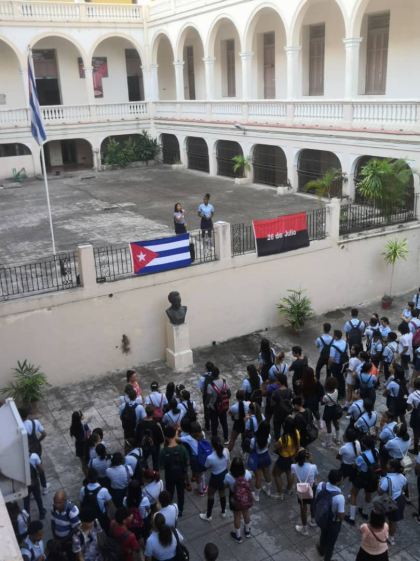 Estudiantes de Enseñanza Media festejan nuevo aniversario