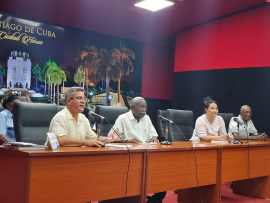 Intercambian cuadros con Víctor Dreke