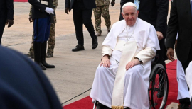 Papa Francisco regresa al Vaticano tras recibir el alta hospitalaria