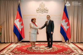 Condecoran a embajadora de Cuba en Cambodia con Orden de la Solidaridad