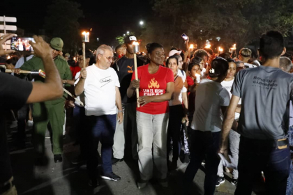 Marcha de Las Antorchas enciende la luz del Maestro