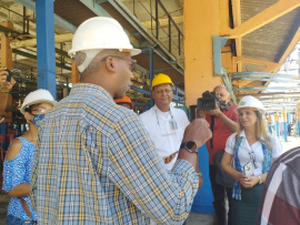 Visitan miembros del Comité Central y sus estructuras auxiliares la refinería Hermanos Díaz