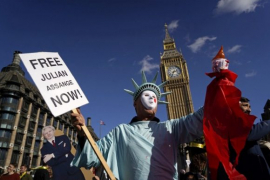 Cientos de personas exigen la liberación de Assange cerca del Parlamento inglés