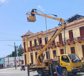 Avanza la instalación de luminarias solares en Santiago de Cuba