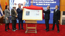 Develan sobre conmemorativo por visita de presidente de Cuba a China