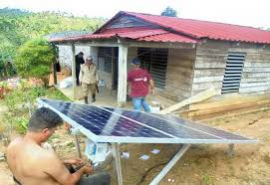 Renuevan paneles solares en hogares de las montañas de II Frente